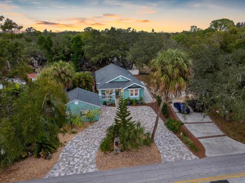 Amazing Heated & Screen Pool w Stunning Design! in Palm Harbor (Florida)