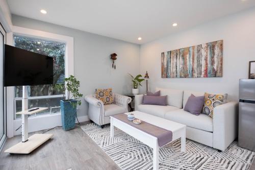 Instalaciones, 2BR 2Bath Suite - Ocean View Deck - Walk to Beach in White Rock (BC)