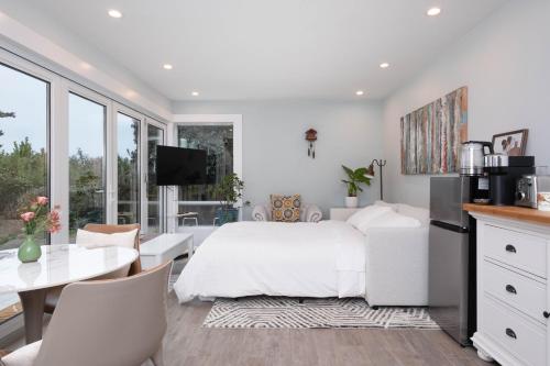 Luxury Modern 2-Bedroom Suite Near Transit & Shops in White Rock