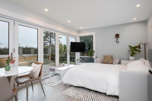 Luxury Modern 2-Bedroom Suite Near Transit & Shops in White Rock