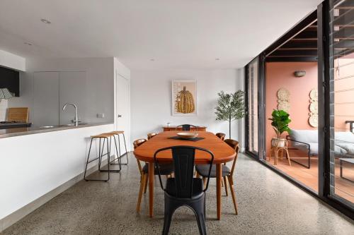 Bright Surry Hills Flat with Great Balcony & Views - image 12