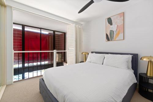 Bright Surry Hills Flat with Great Balcony & Views - image 10