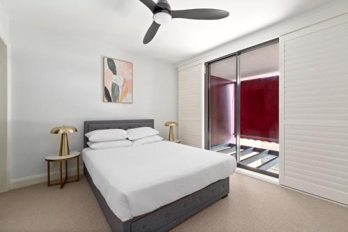 Bright Surry Hills Flat with Great Balcony & Views - image 4