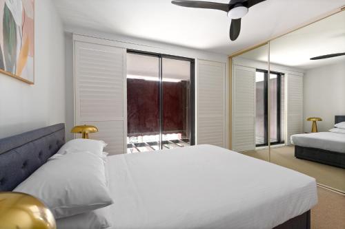Bright Surry Hills Flat with Great Balcony & Views - image 5