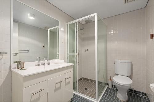 Bright Surry Hills Flat with Great Balcony & Views - image 8