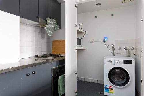 Bright Surry Hills Flat with Great Balcony & Views - image 7
