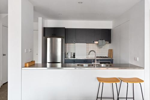 Bright Surry Hills Flat with Great Balcony & Views - image 6