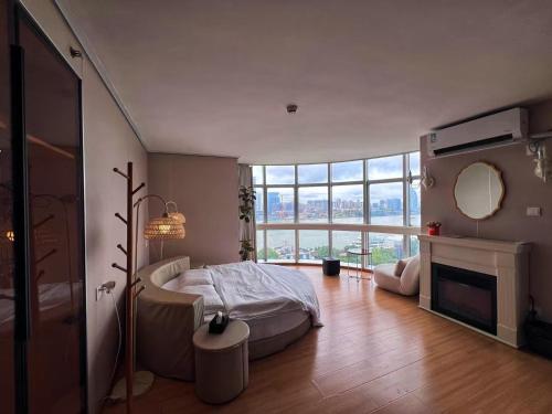 Panorama River Suite with bedside view of Huangpu river & sunset, Near Lujiazui & Metro Line 4, Shanghai