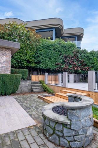 Faciliteiten, Luxury Modern 2-Bedroom Suite Near Transit & Shops in White Rock