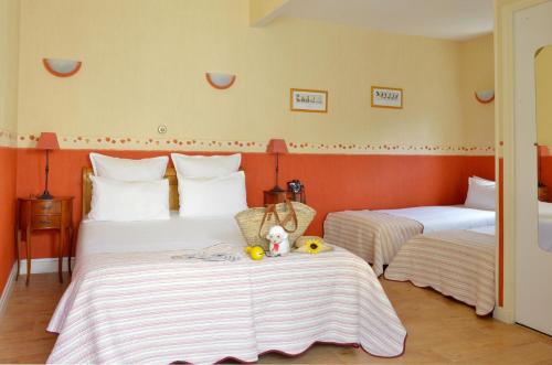 1 double bed, 1 twin bed