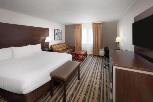 ClubHouse Inn & Suites Topeka - image 12