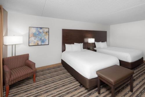 ClubHouse Inn & Suites Topeka - image 5