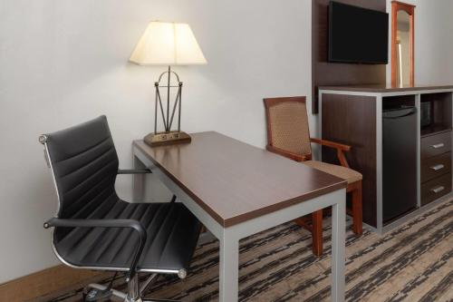 ClubHouse Inn & Suites Topeka - image 6