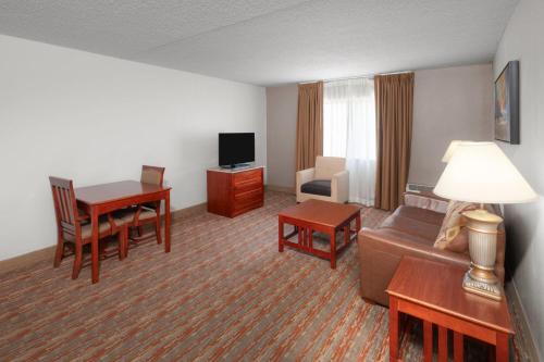 ClubHouse Inn & Suites Topeka - image 9