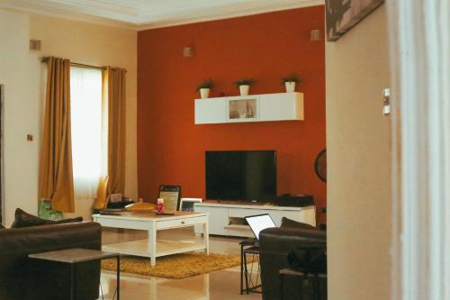 LuxeStay Executive Suite — other in Ghana Methodist Junction 5th Street avenue, community 25, Tema. GhanaPost GPS Address: GN-0384-0519, Trofwi Ghana, 02233