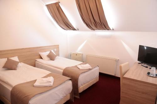 2 bedrooms, 4 beds