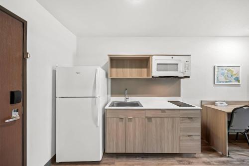 WoodSpring Suites Jackson Hub City - image 9