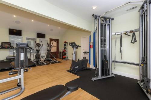 KINGbed resort style pool gym near the heights - image 12
