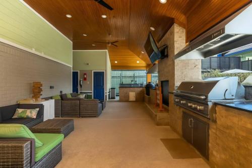KINGbed resort style pool gym near the heights - image 5