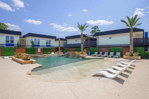 KINGbed resort style pool gym near the heights - image 4