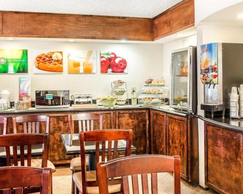 อาหารและเครื่องดื่ม, Quality Inn & Suites Coliseum in กรีสโบโร (NC)