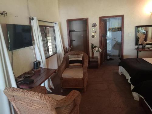 Chalets along Zambezi River - Enjoy Game & Canoeing Safaris - Boat Cruises & Fishing in Siavonga