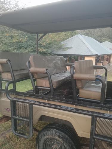 Chalets along Zambezi River - Enjoy Game & Canoeing Safaris - Boat Cruises & Fishing in Siavonga