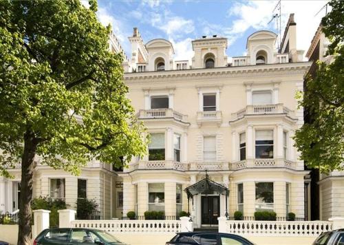 Exclusive 2 Bedroom Flat in Holland Park! - image 9