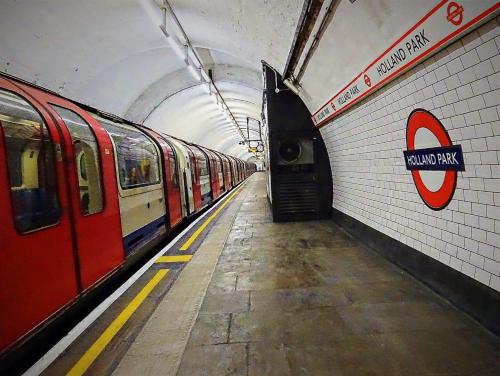 Exclusive 2 Bedroom Flat in Holland Park!