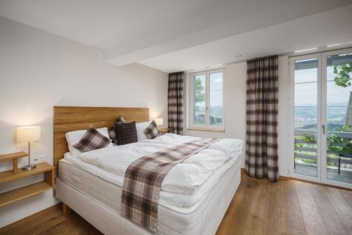 1 queen bed, 1 sofa bed