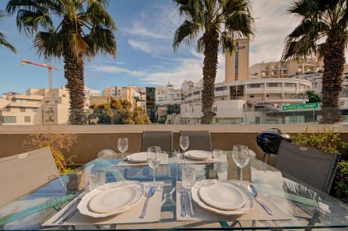 St Julian's 2Br Terrace Suite with Private Jacuzzi - Location saisonnière - San Ġiljan