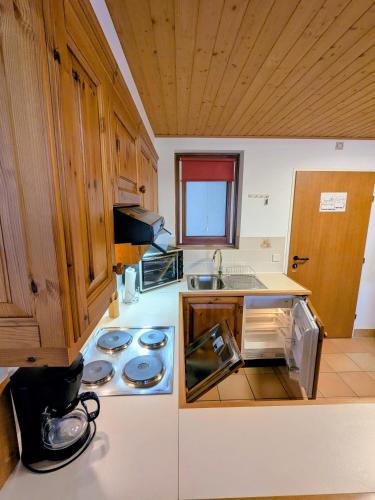 Kitchen, Gerlitzen Ferienappartement Paul im Ski- und Wandergebiet, Kanzelhohe, Ossiacher See in Treffen Am Ossiacher See