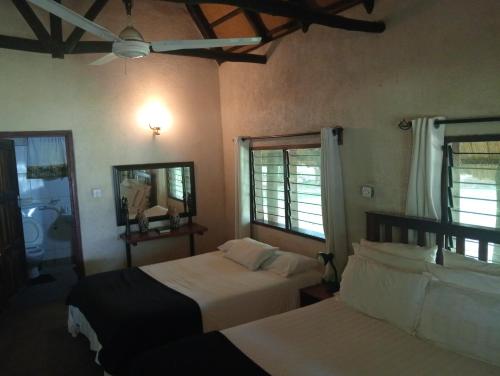 Chalets along Zambezi River - Enjoy Game & Canoeing Safaris - Boat Cruises & Fishing in Siavonga