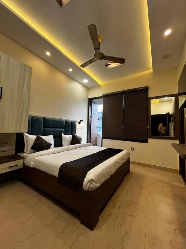 HOTEL AMRITSAR HEIGTS 500 meter from golden temple – khách sạn tại Sharifpura