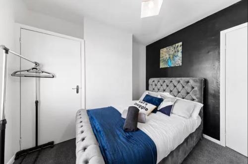Spacious 3 bedroom home, sleeps 8, Parking, Central Rochester