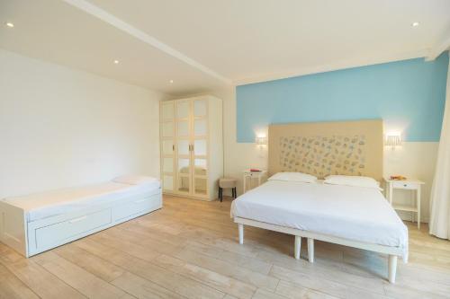 1 queen bed, 2 twin beds