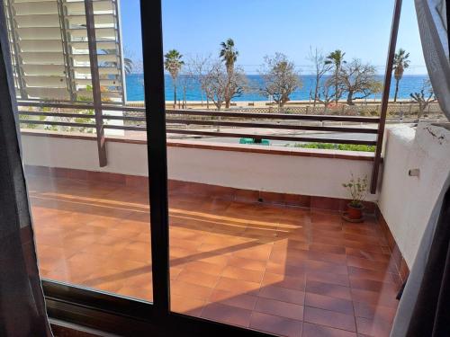 Voramar, Apartamento a primera línea de mar y con piscina (Voramar, Apartamento a primera linea de mar y con piscina) in 濱海卡內特