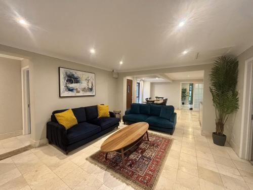Közös társalgó / TV, Private Five Bedroom Bungalow in Chertsey in Runnymede
