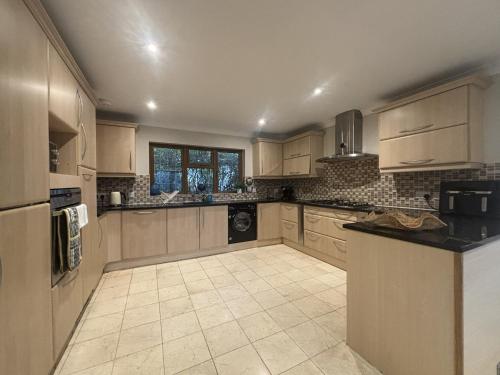 Konyha, Private Five Bedroom Bungalow in Chertsey in Runnymede
