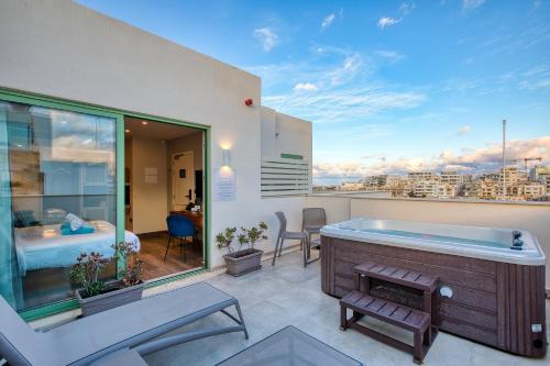 Bañera de hidromasaje, DOMS Boutique Living in Mellieha