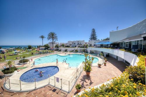 สระว่ายน้ำ, Estepona - Playa - Estudio con terraza Pa8 in ปลายา เดล ซอล บียากานา