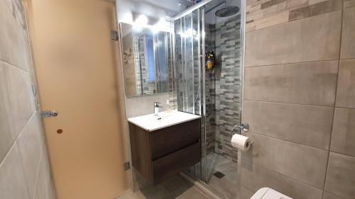 Cozy Luxury Apartment in the Heart of Athens 8-1 - image 14