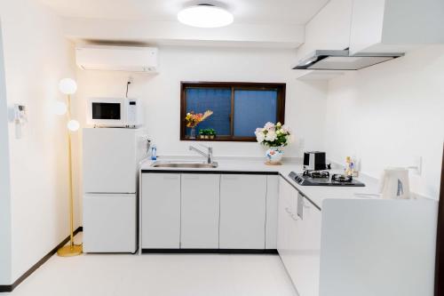 102Room,Free parking just a 7-minute walk from Koiwa tram stop This spacious 75-square-meter flats features two large bedrooms and can accommodate up to seven guests