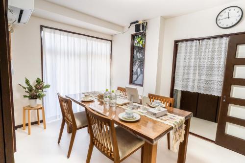 102Room,Free parking just a 7-minute walk from Koiwa tram stop This spacious 75-square-meter flats features two large bedrooms and can accommodate up to seven guests
