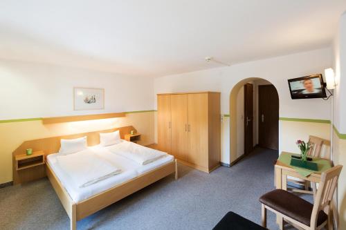 1 queen bed, 2 sofa beds