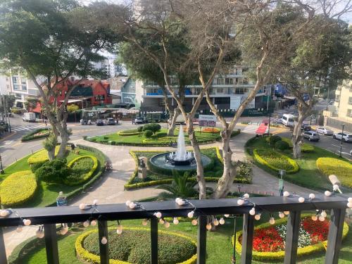 Modern Miraflores 2BR Flat Park View Balcony King Bed
