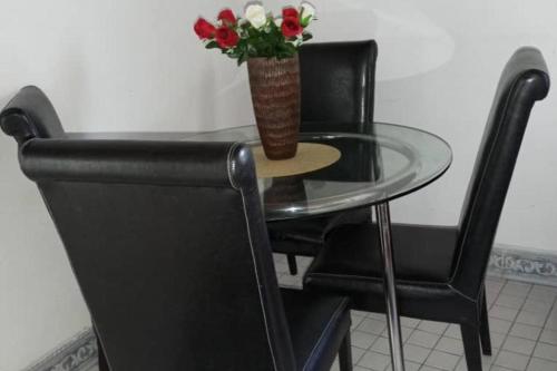 Apt - Sleeps 4 - Parking - Garden in Bonabéri