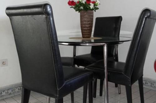 Apt - Sleeps 4 - Parking - Garden in Bonabéri