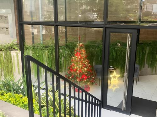 Modern Miraflores 2BR Flat Park View Balcony King Bed - image 2