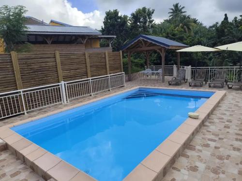 Studio moderne près de Capesterre-Belle-Eau avec piscine - image 5